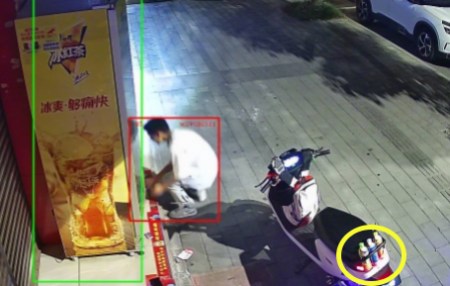 AI視頻監(jiān)控畫面曝光，臨街超市戶外冰柜屢次被盜